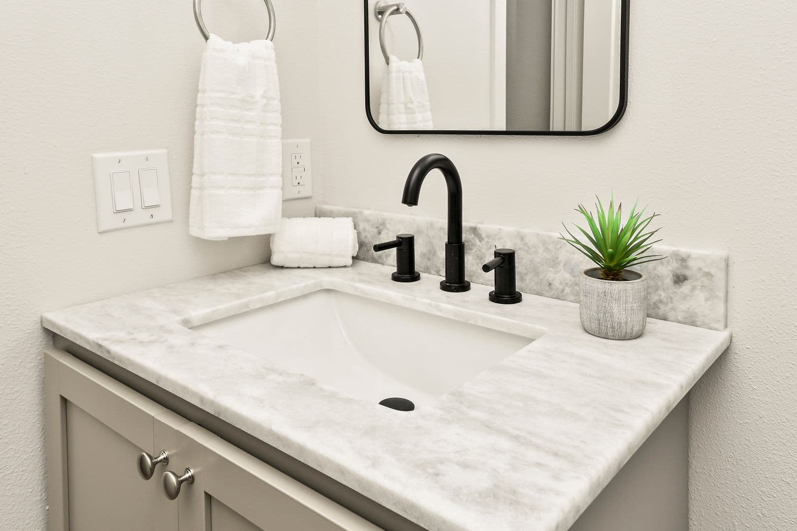 Springfield Apartment: 2035 S Florence Ave