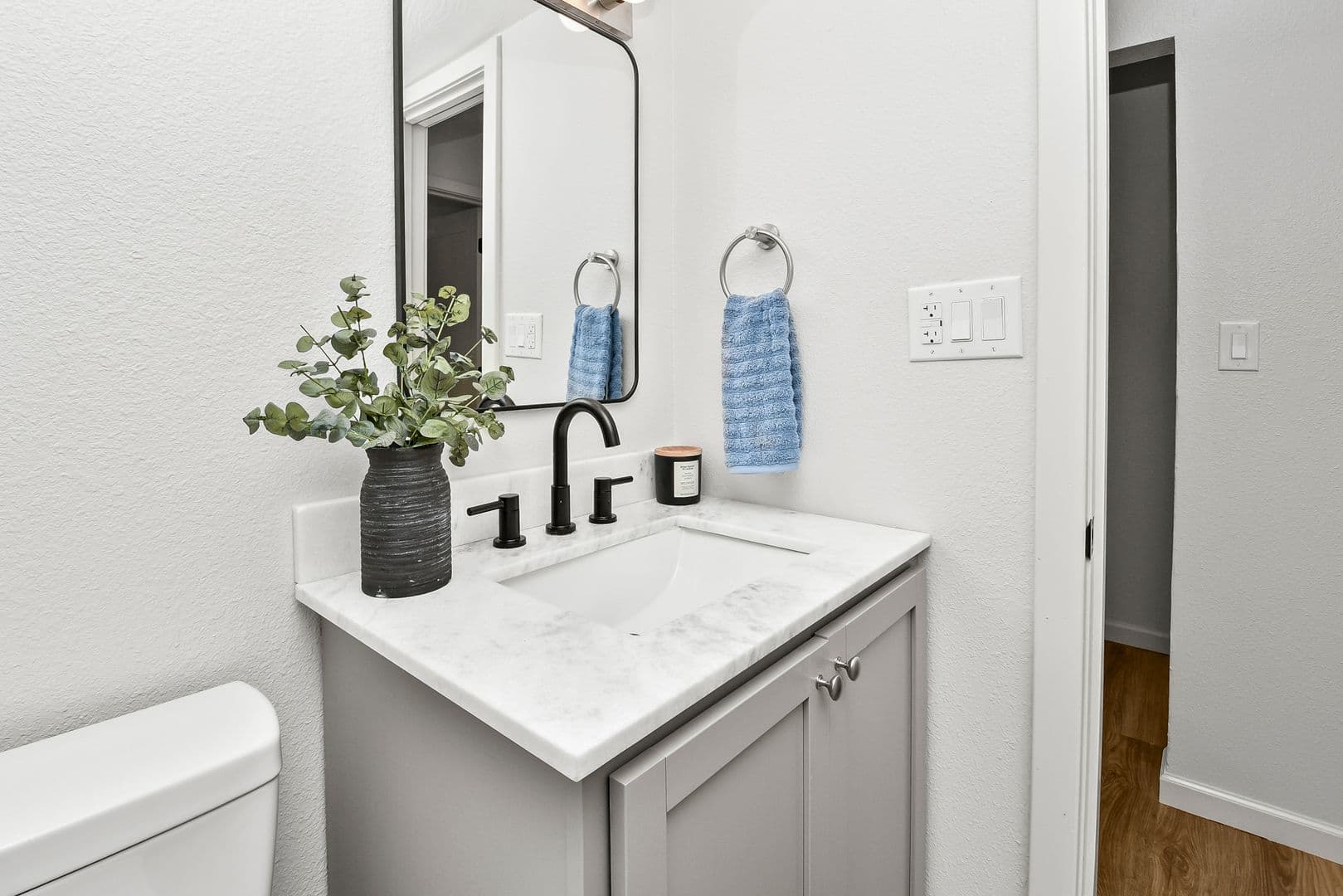 Springfield Apartment: 2035 S Florence Ave