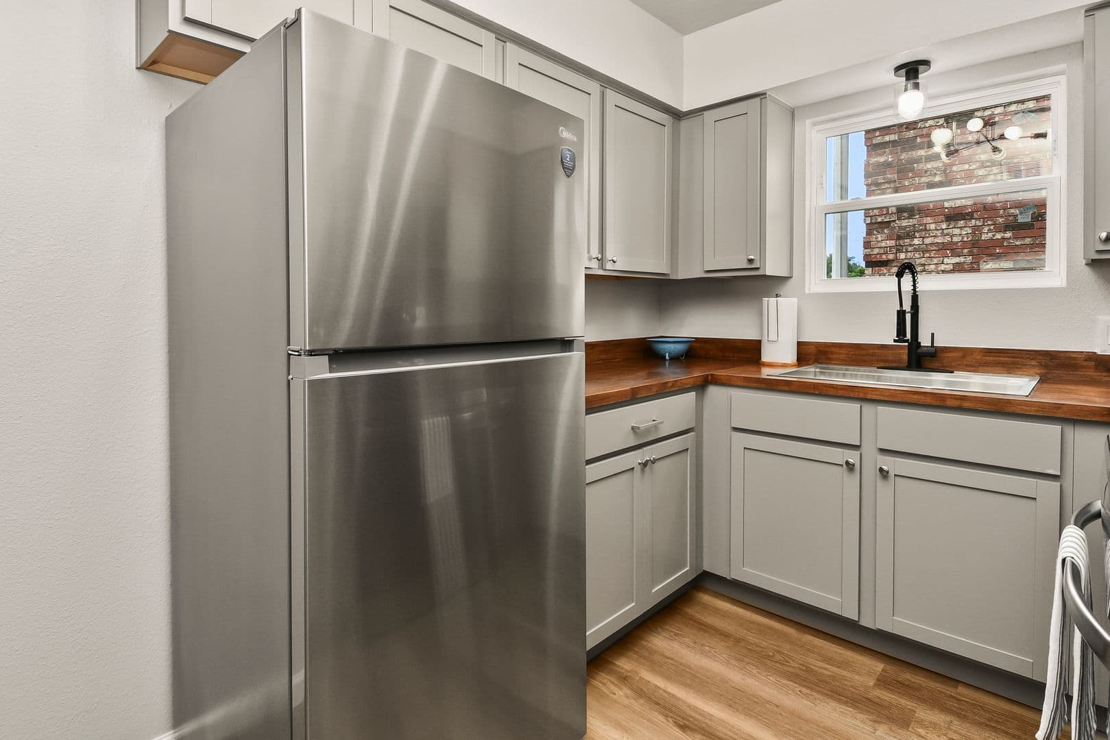 Springfield Apartment: 2035 S Florence Ave