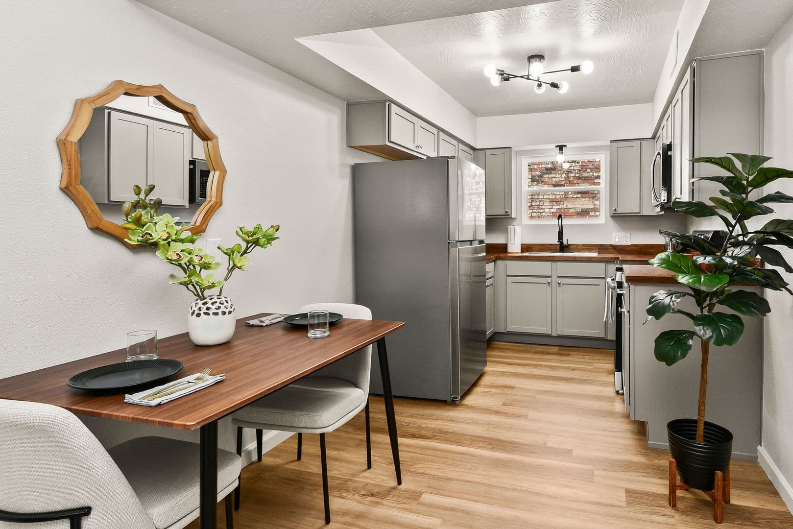 Springfield Apartment: 2035 S Florence Ave