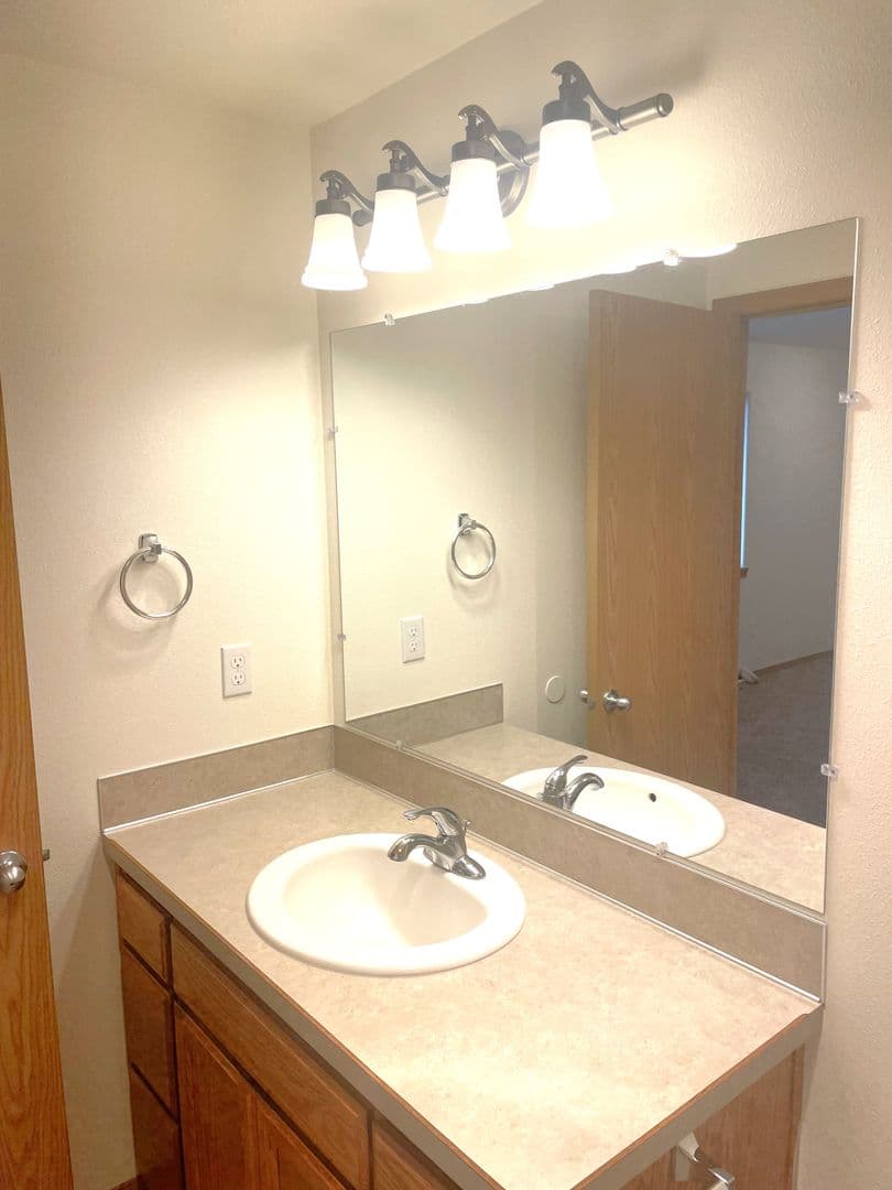 Monmouth Apartment: 275-277 Gwinn St E