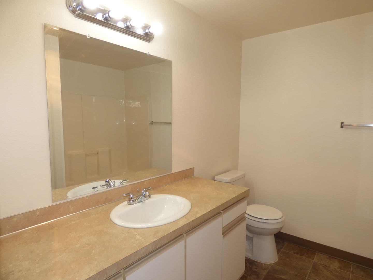 Salem Apartment: 3102 Bluff Ave SE #06