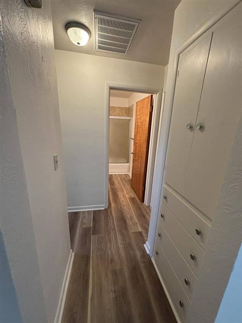 Salem Apartment: 1031-1033 Saginaw St S