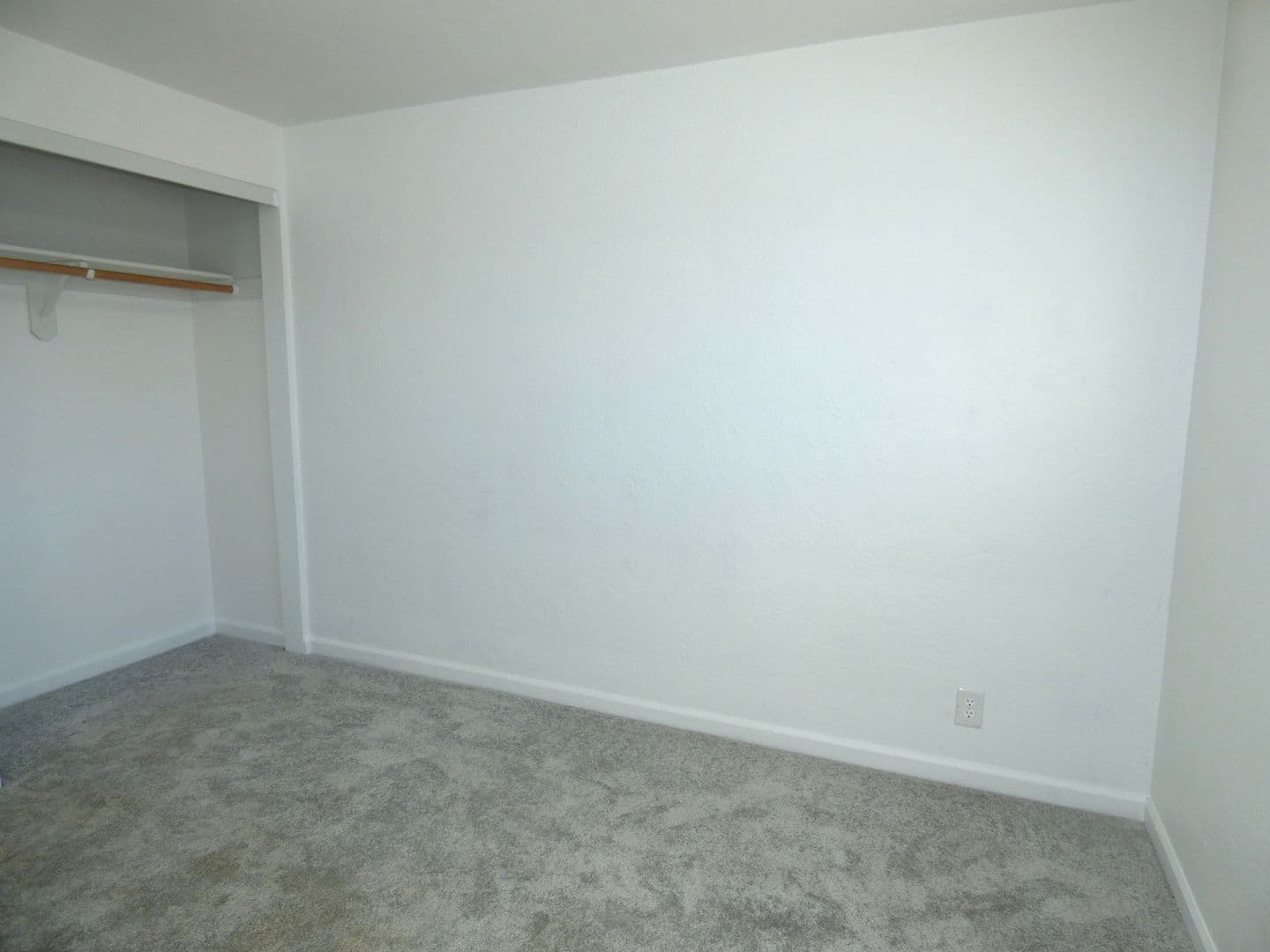 Salem House: 728 Shores St NE