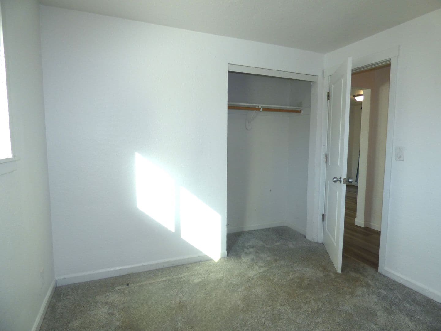 Salem House: 728 Shores St NE