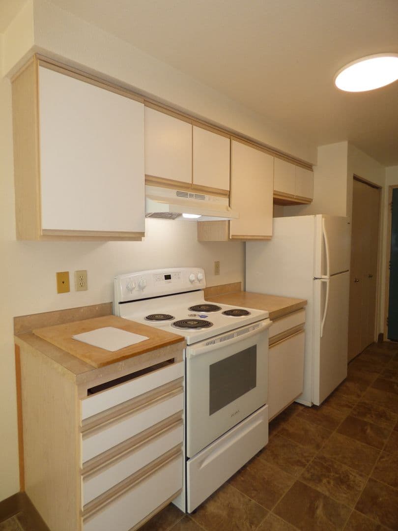 Salem Apartment: 3102 Bluff Ave SE #06