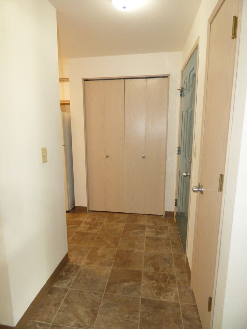 Salem Apartment: 3102 Bluff Ave SE #06