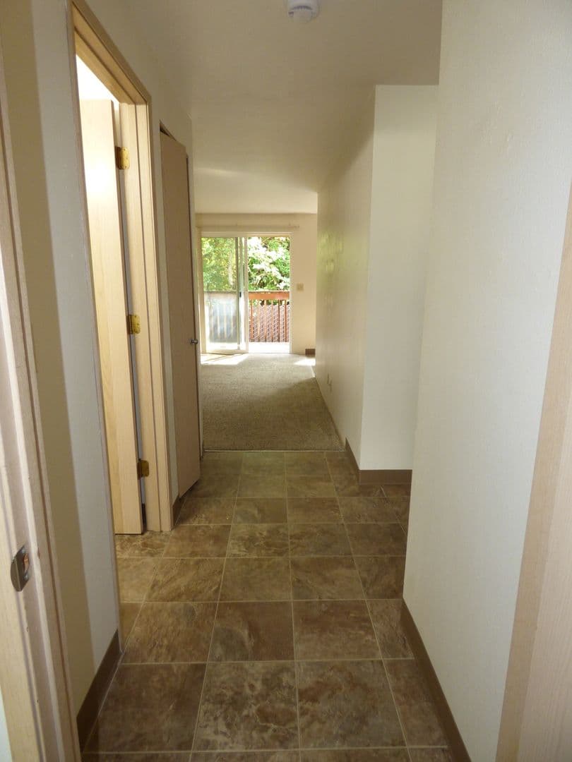 Salem Apartment: 3102 Bluff Ave SE #06