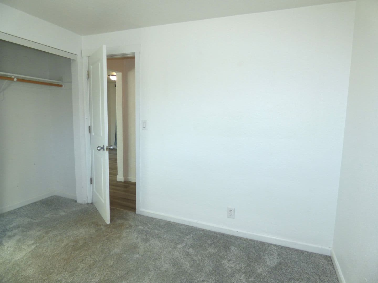 Salem House: 728 Shores St NE