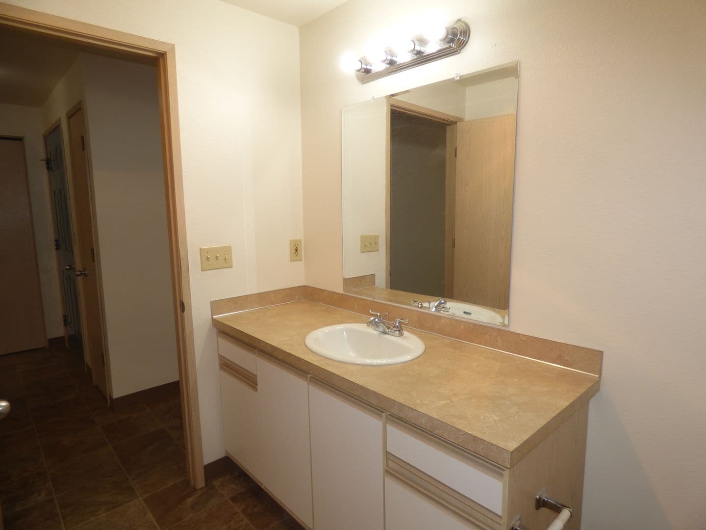 Salem Apartment: 3102 Bluff Ave SE #06