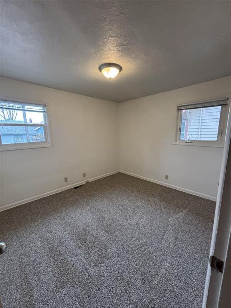 Salem Apartment: 1031-1033 Saginaw St S