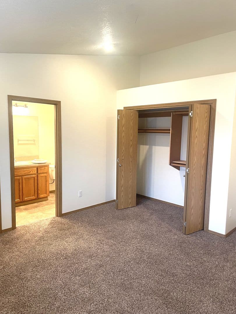 Monmouth Apartment: 275-277 Gwinn St E