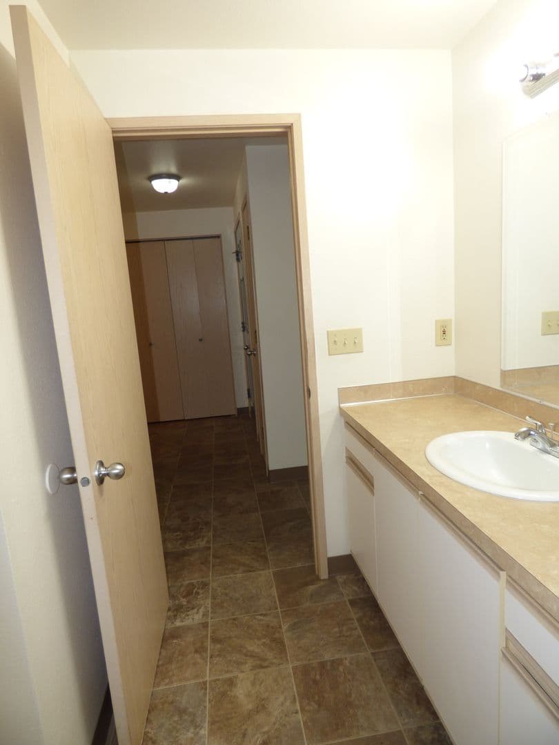 Salem Apartment: 3102 Bluff Ave SE #06