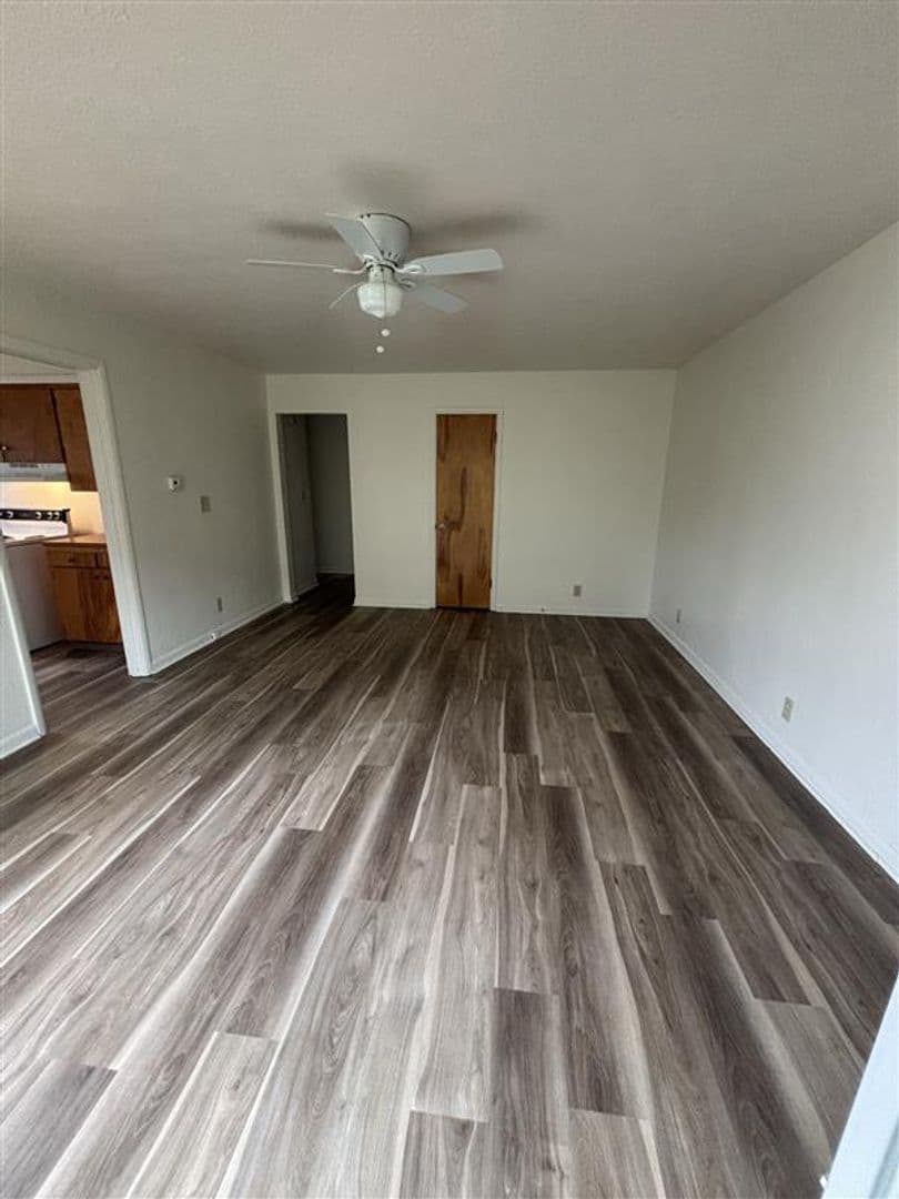 Salem Apartment: 1031-1033 Saginaw St S