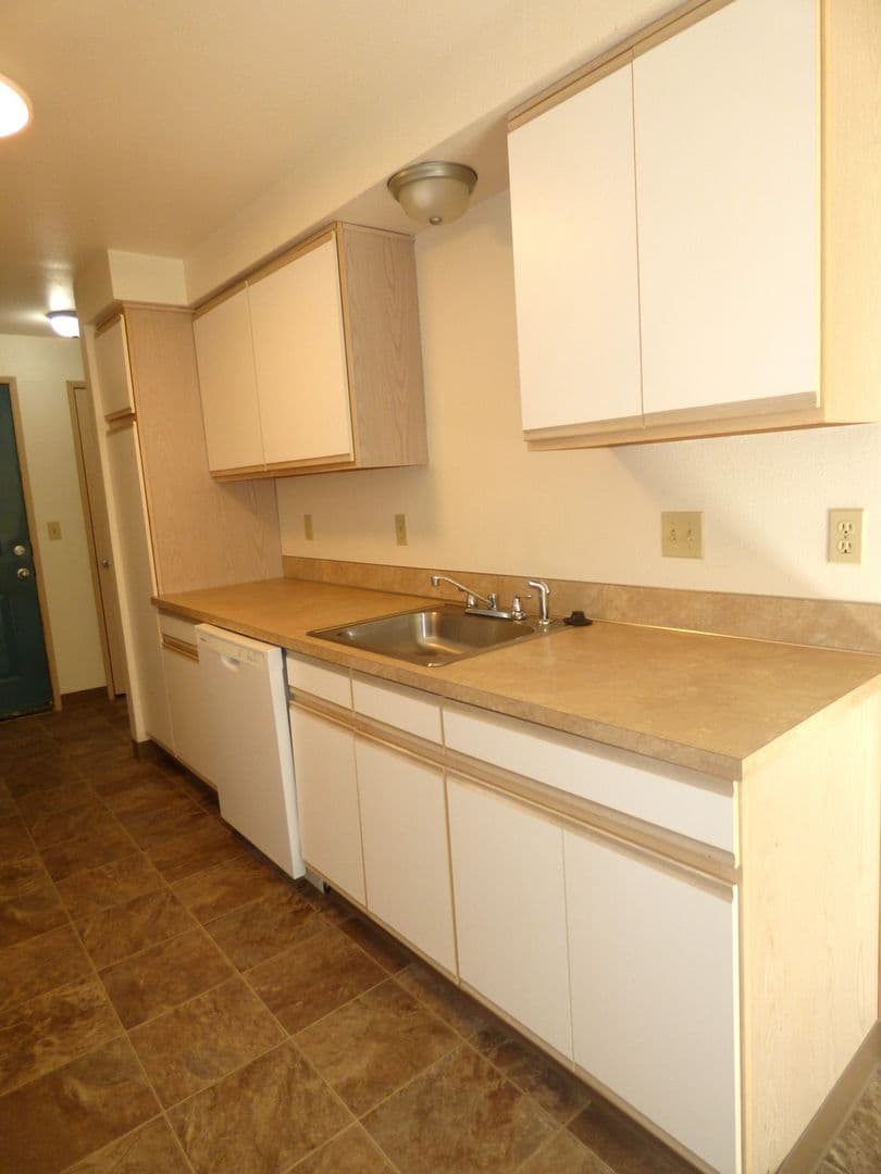 Salem Apartment: 3102 Bluff Ave SE #06