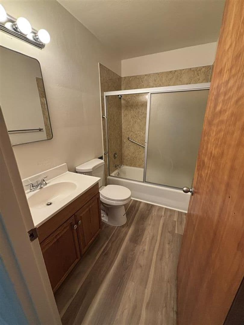 Salem Apartment: 1031-1033 Saginaw St S