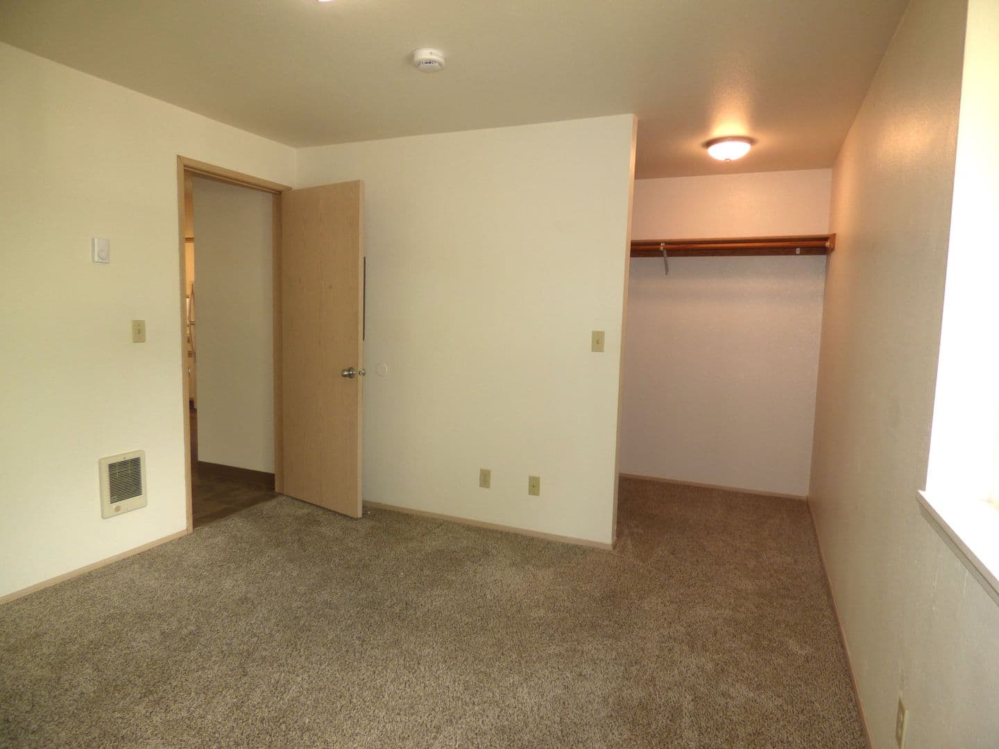 Salem Apartment: 3102 Bluff Ave SE #06