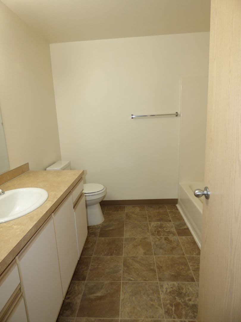 Salem Apartment: 3102 Bluff Ave SE #06