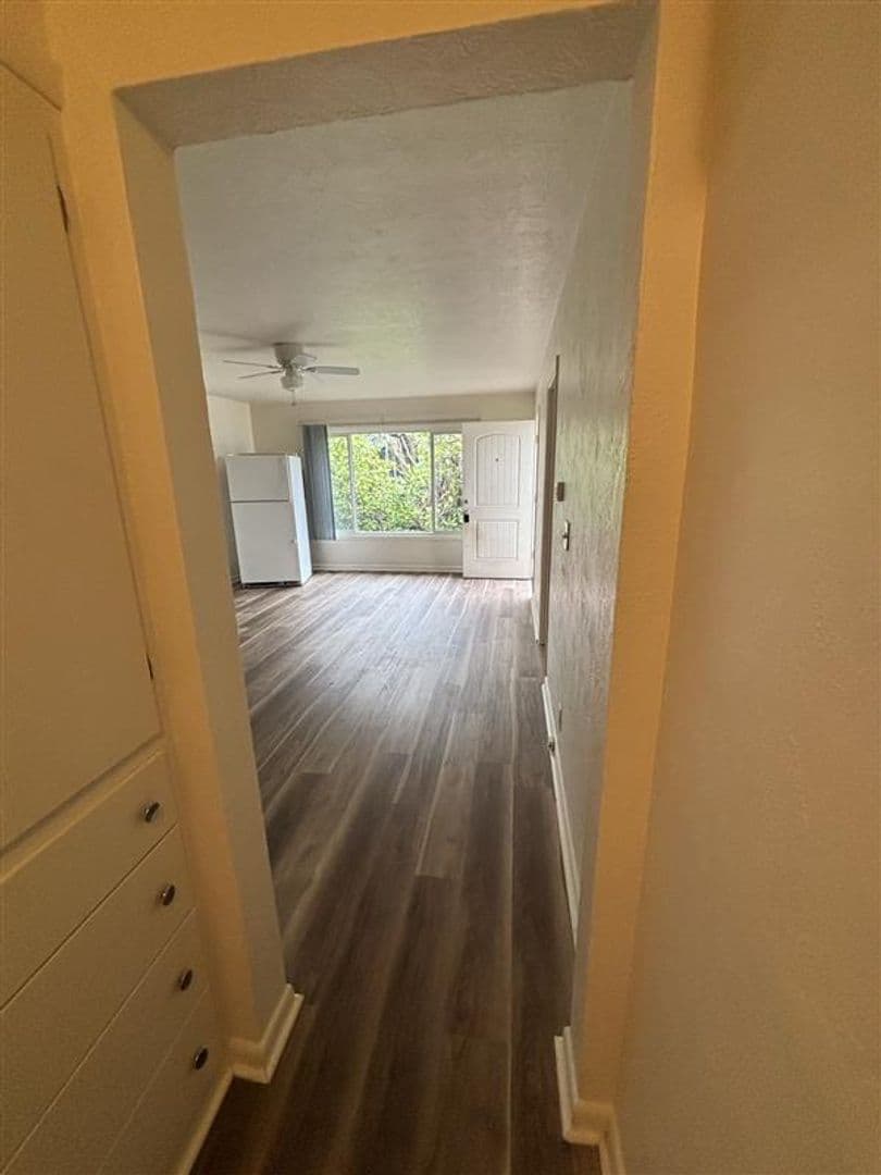 Salem Apartment: 1031-1033 Saginaw St S