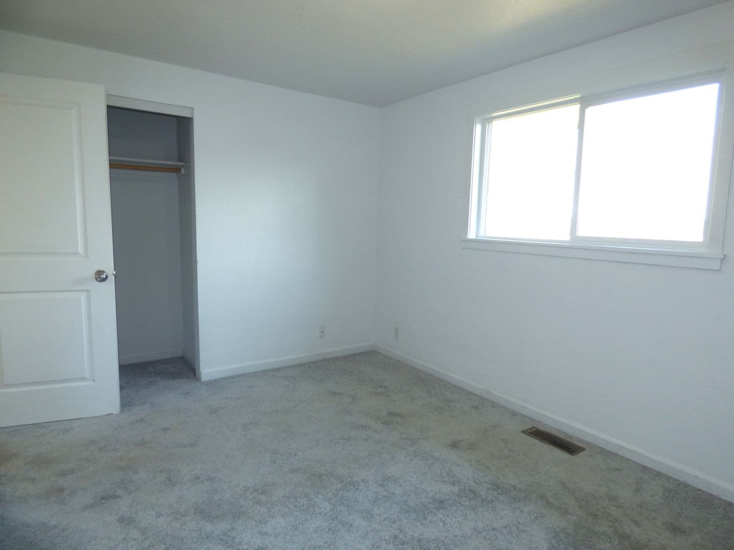Salem House: 728 Shores St NE