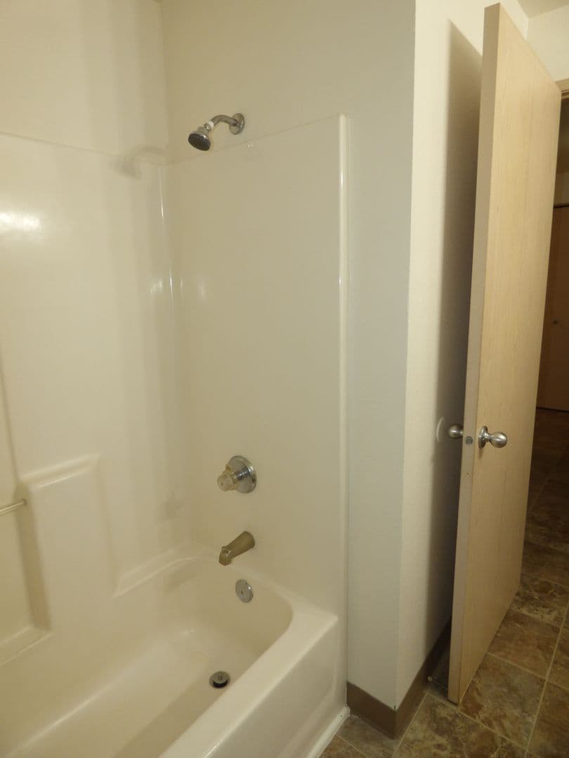 Salem Apartment: 3102 Bluff Ave SE #06