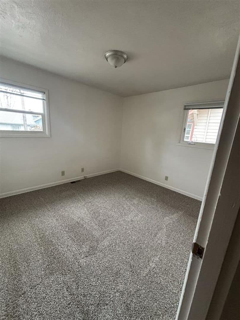 Salem Apartment: 1031-1033 Saginaw St S
