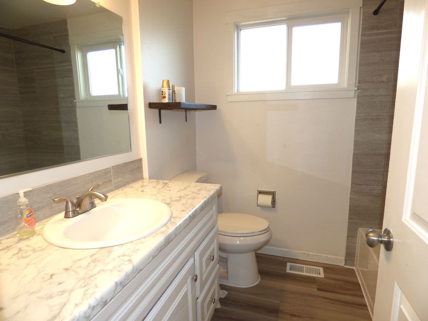 Salem House: 728 Shores St NE