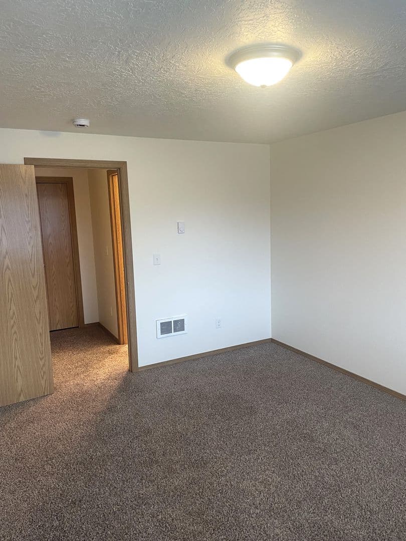 Monmouth Apartment: 275-277 Gwinn St E