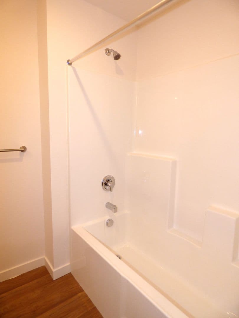Lebanon Apartment: 50 Market St