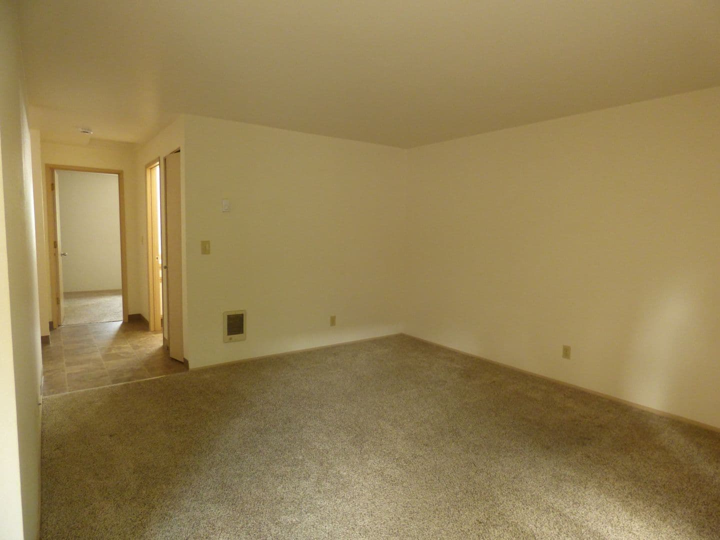 Salem Apartment: 3102 Bluff Ave SE #06
