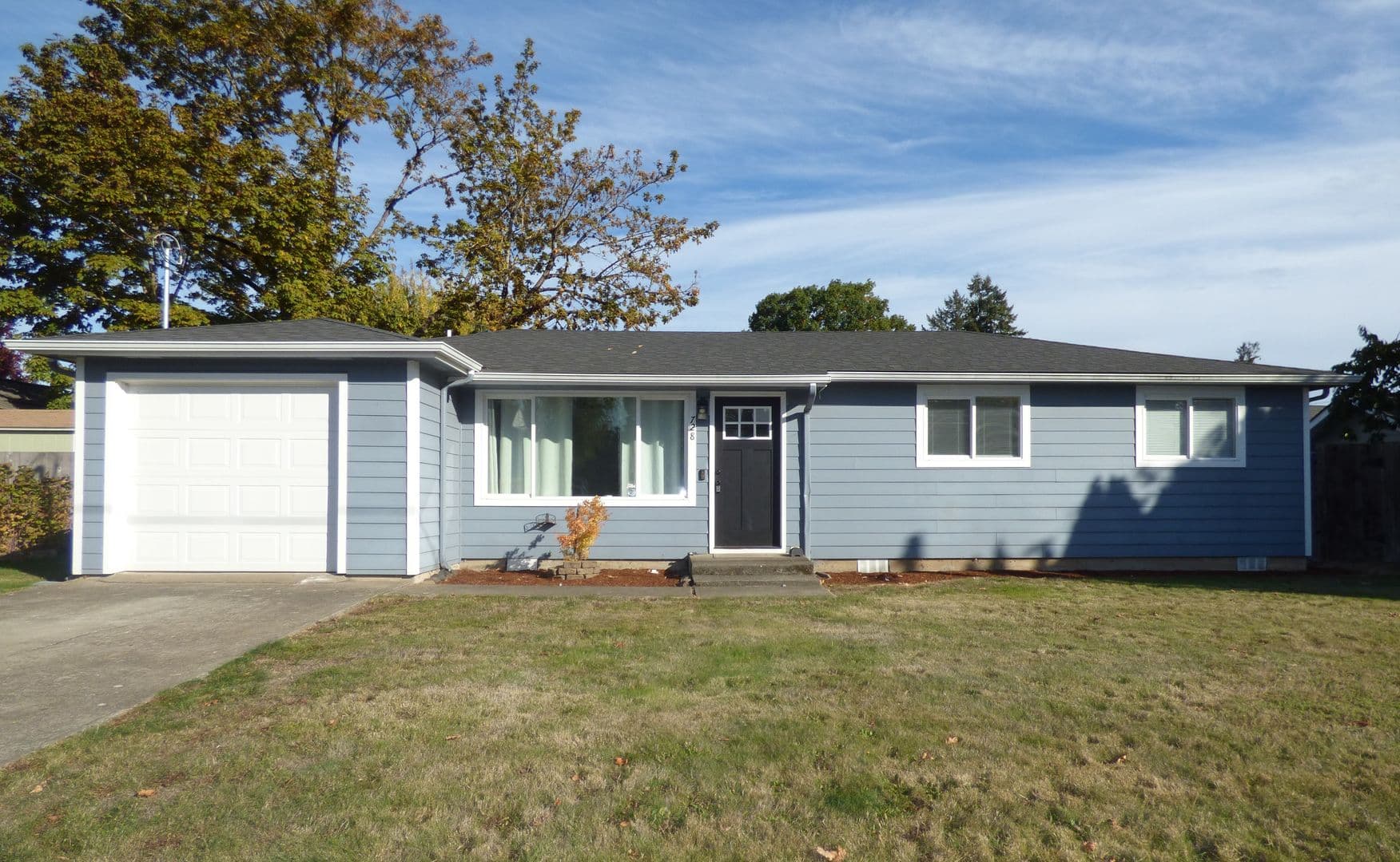 Salem House: 728 Shores St NE