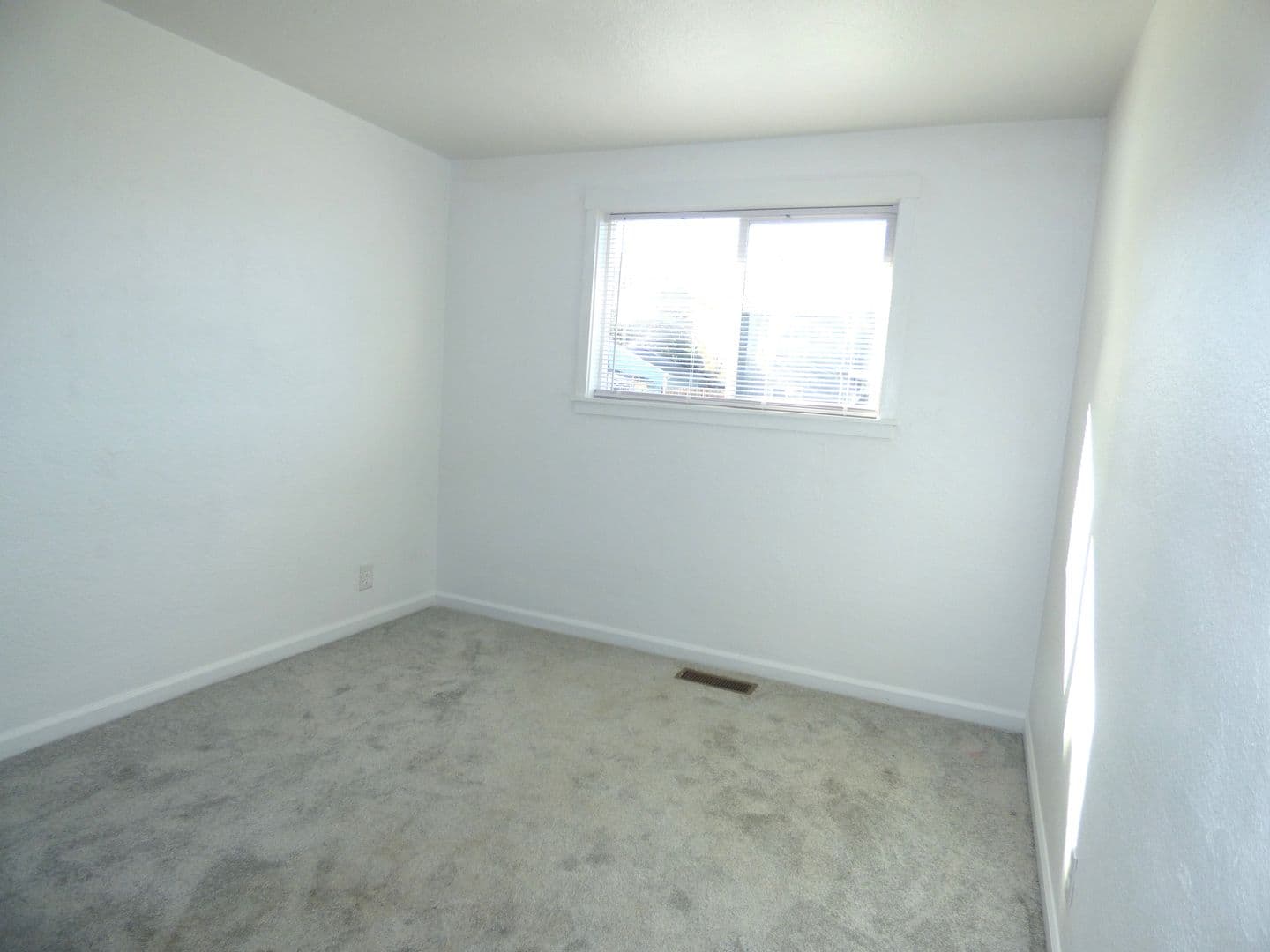 Salem House: 728 Shores St NE
