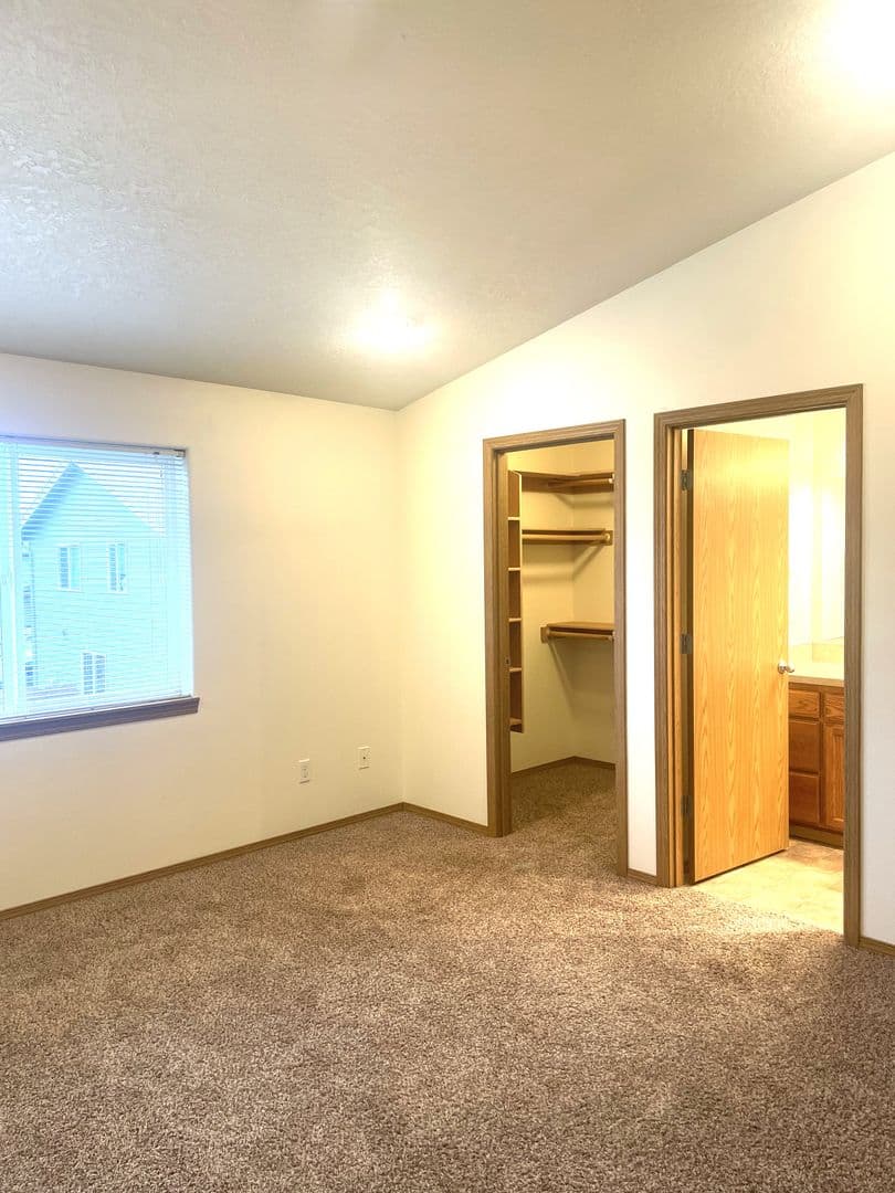 Monmouth Apartment: 275-277 Gwinn St E
