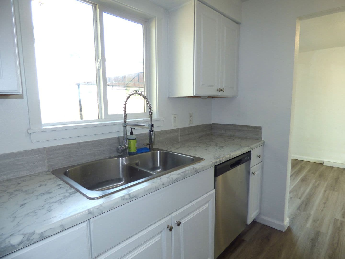 Salem House: 728 Shores St NE