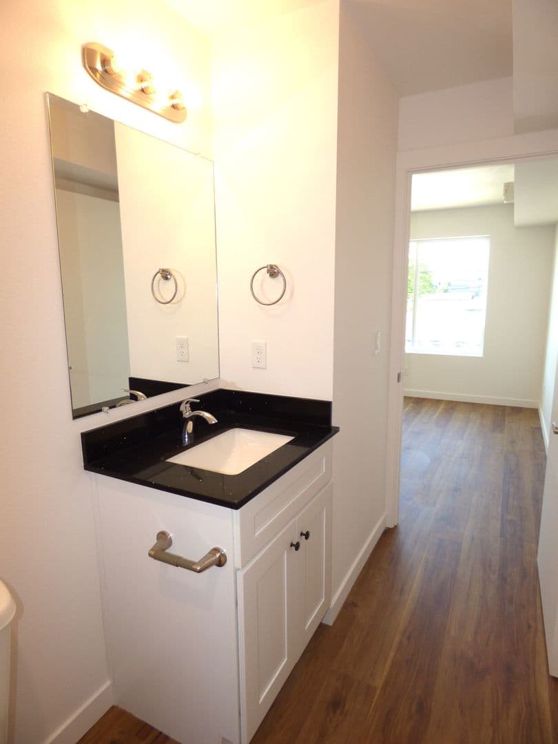 Lebanon Apartment: 50 Market St
