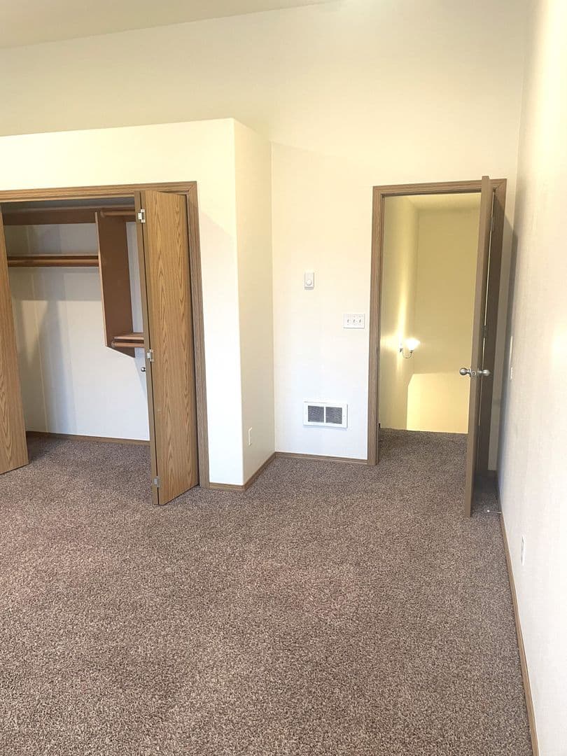 Monmouth Apartment: 275-277 Gwinn St E