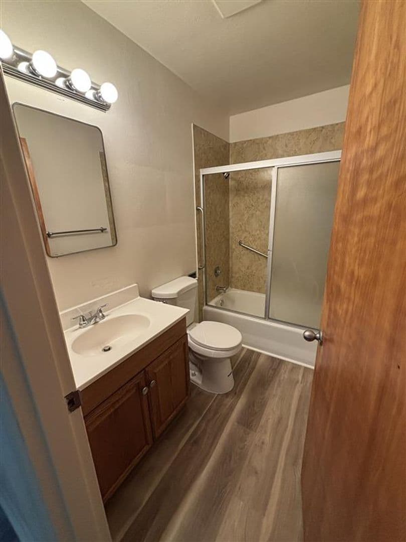 Salem Apartment: 1031-1033 Saginaw St S