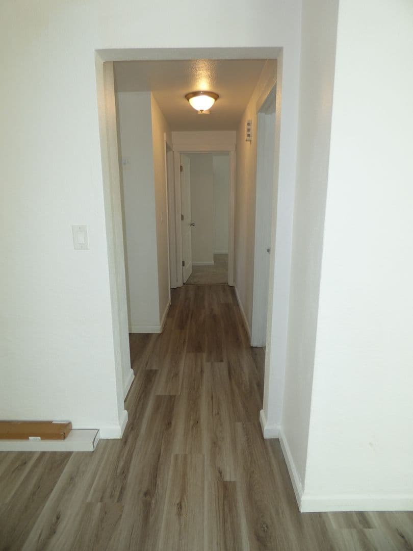 Salem House: 728 Shores St NE