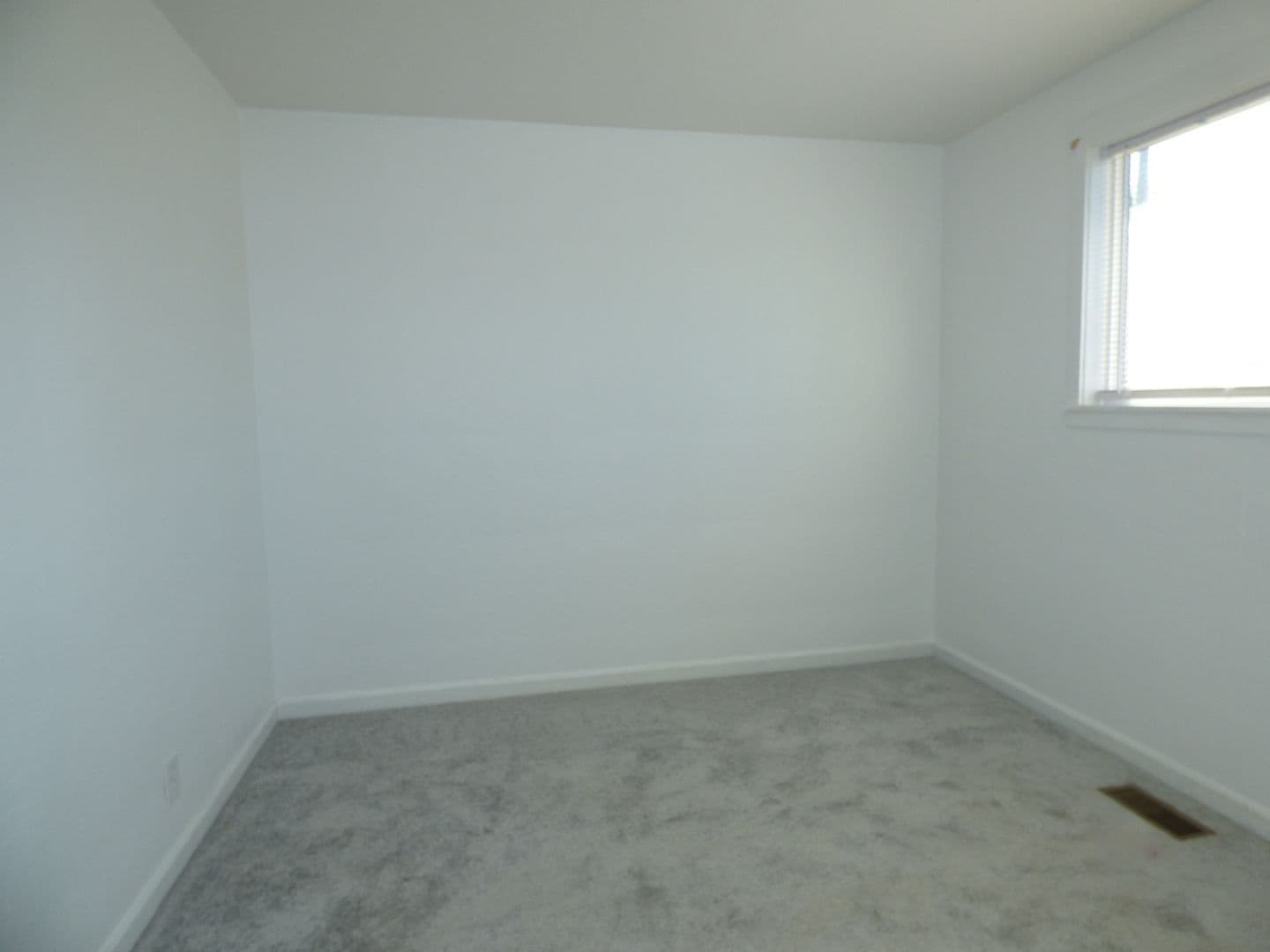 Salem House: 728 Shores St NE