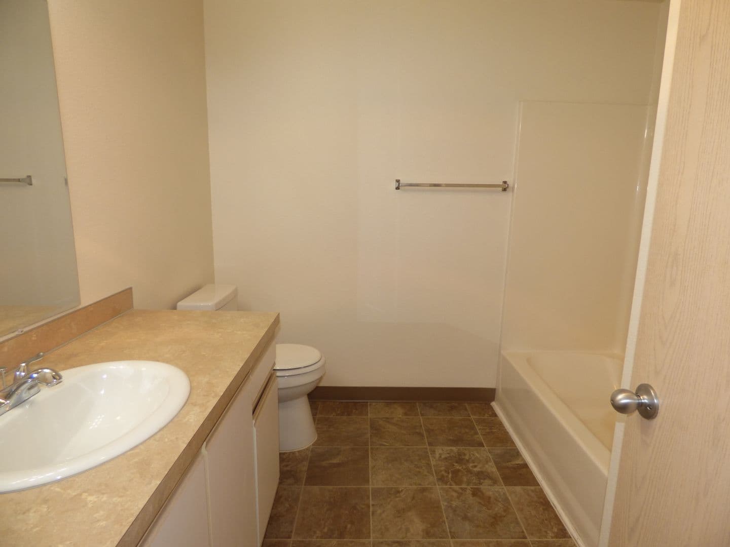 Salem Apartment: 3102 Bluff Ave SE #06