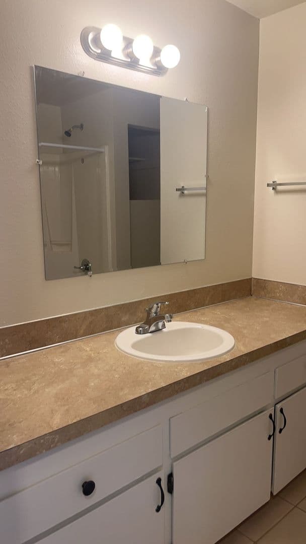 Salem Apartment: 3395 3rd Ave SE