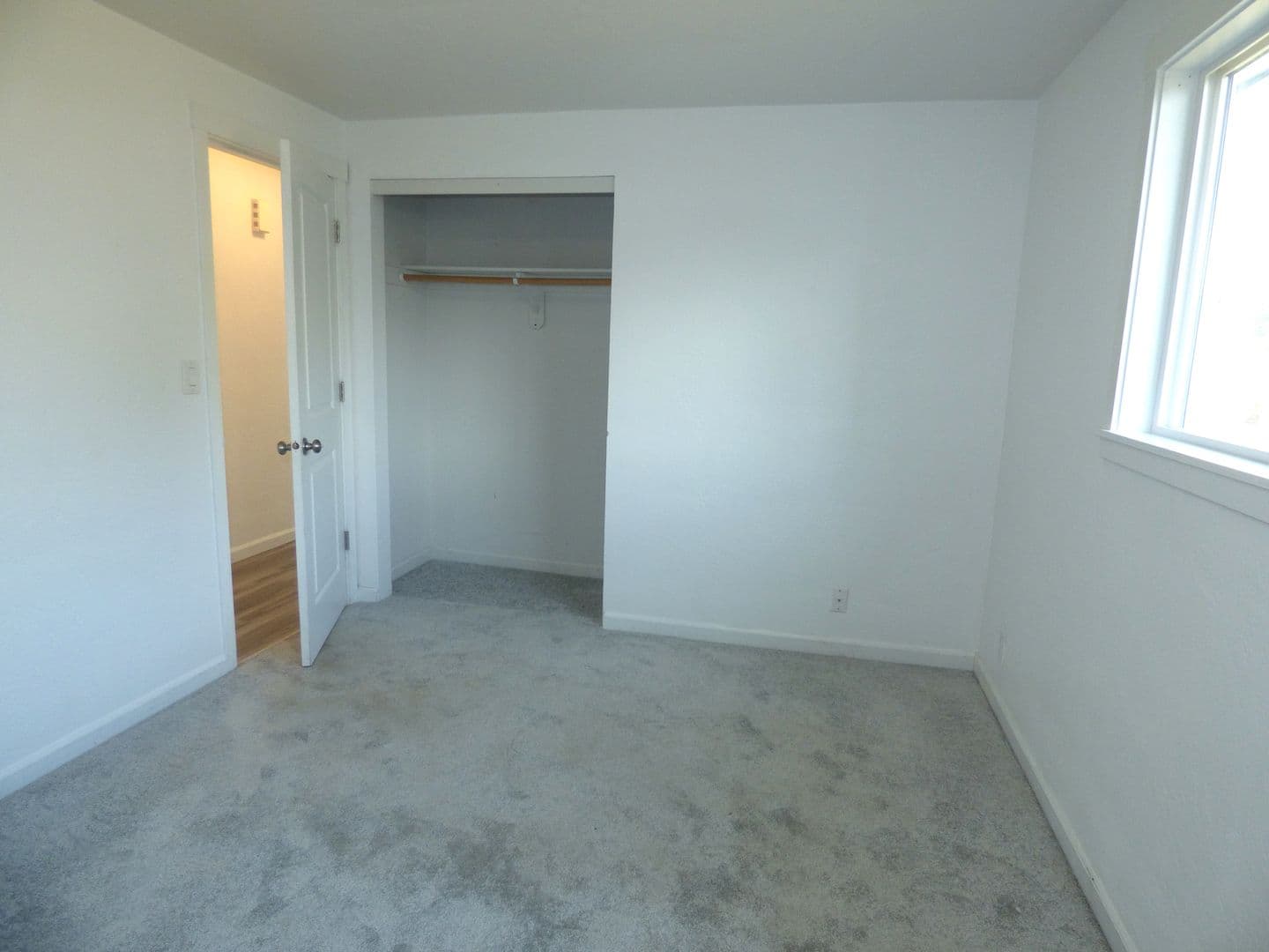 Salem House: 728 Shores St NE