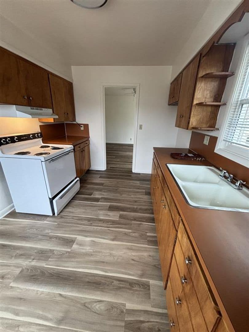 Salem Apartment: 1031-1033 Saginaw St S