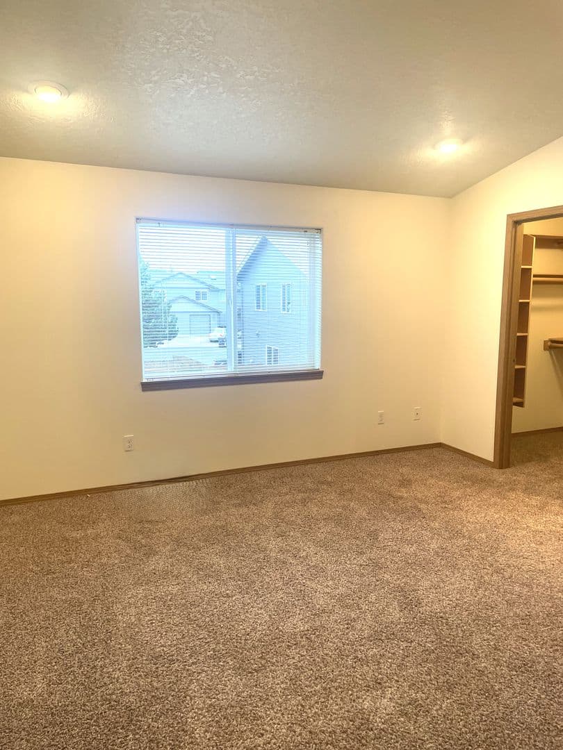 Monmouth Apartment: 275-277 Gwinn St E