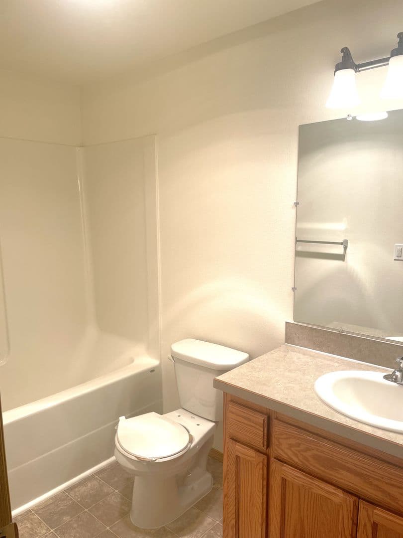 Monmouth Apartment: 275-277 Gwinn St E