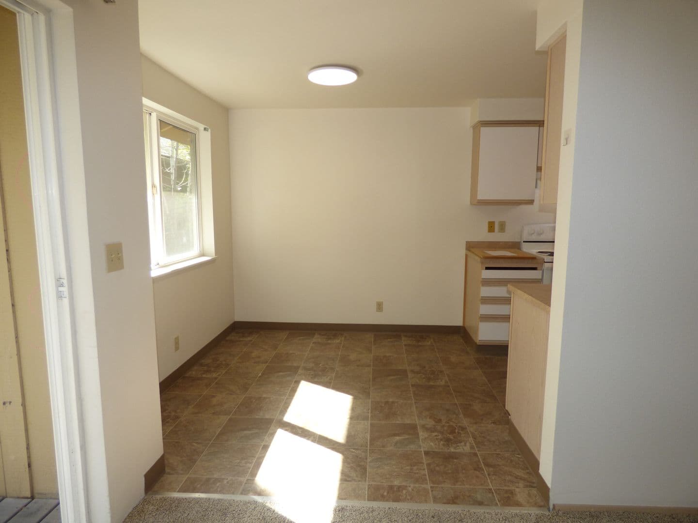 Salem Apartment: 3102 Bluff Ave SE #06