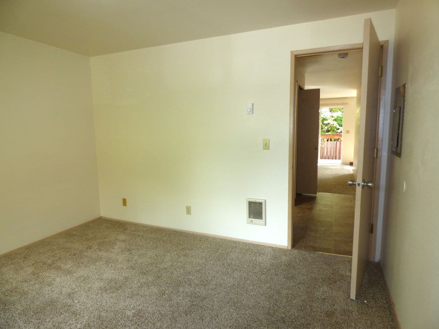 Salem Apartment: 3102 Bluff Ave SE #06