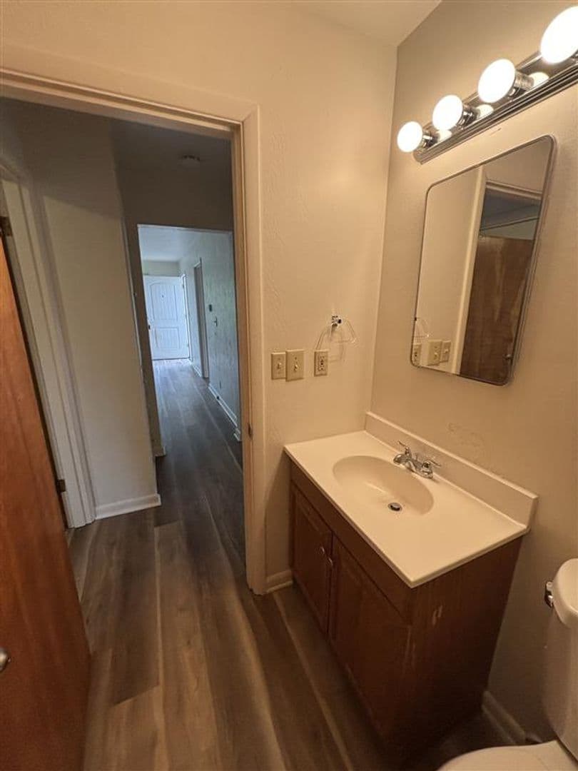 Salem Apartment: 1031-1033 Saginaw St S