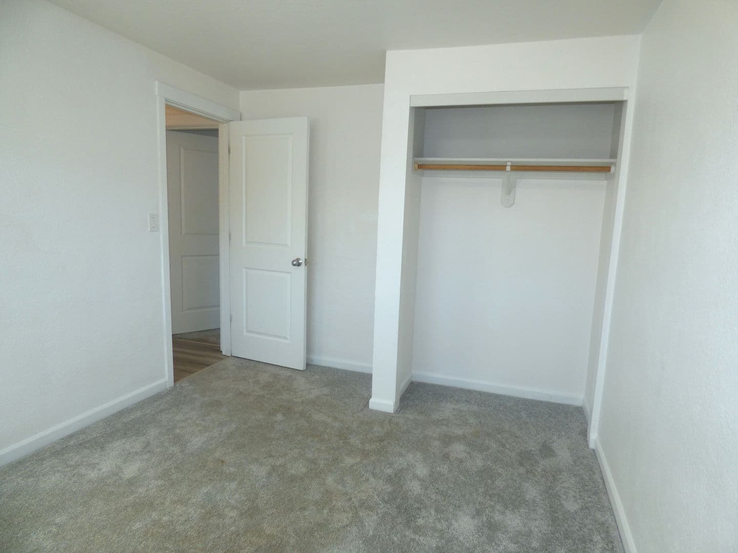 Salem House: 728 Shores St NE