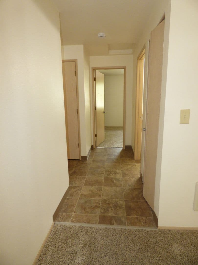Salem Apartment: 3102 Bluff Ave SE #06